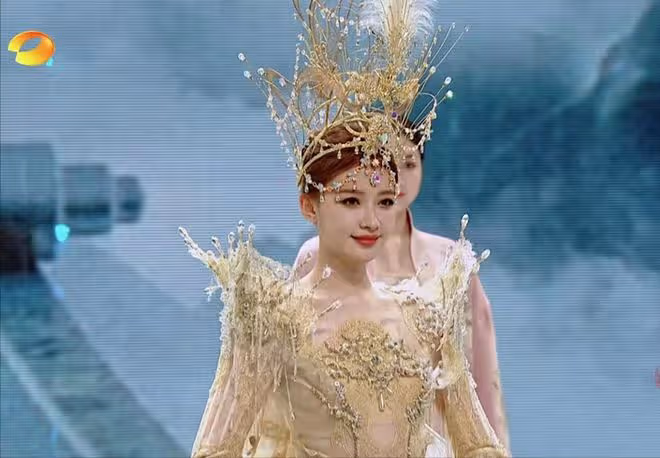 金鷹節開幕式：朱迅臉僵，孫怡美爆全場，沈夢辰長腿又直又白