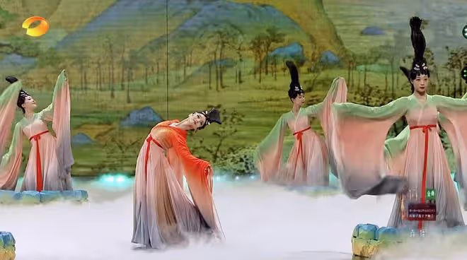 金鷹節開幕式：朱迅臉僵，孫怡美爆全場，沈夢辰長腿又直又白