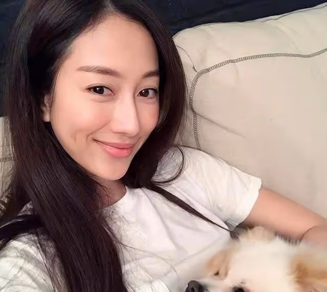 香港知名女星甜美凍齡！豪門夢碎仍是單身，控訴遭同劇男星非禮