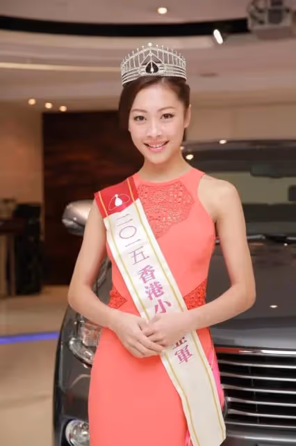 前港姐近況曝光！曬女僕裝大秀完美身材，去年被曝與男友好事近