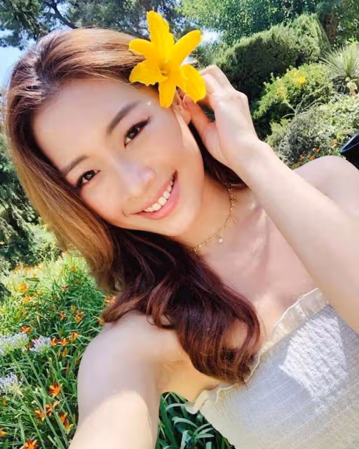 前港姐近況曝光！曬女僕裝大秀完美身材，去年被曝與男友好事近