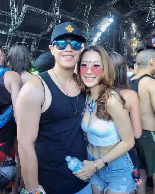 前港姐近況曝光！曬女僕裝大秀完美身材，去年被曝與男友好事近