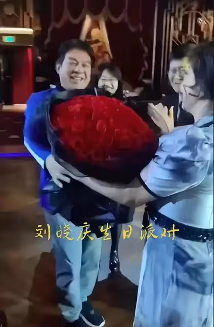 劉曉慶七十大壽太豪氣，打扮珠光寶氣顯華貴，賓客眾多混得真好！