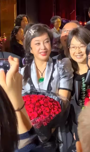劉曉慶七十大壽太豪氣，打扮珠光寶氣顯華貴，賓客眾多混得真好！