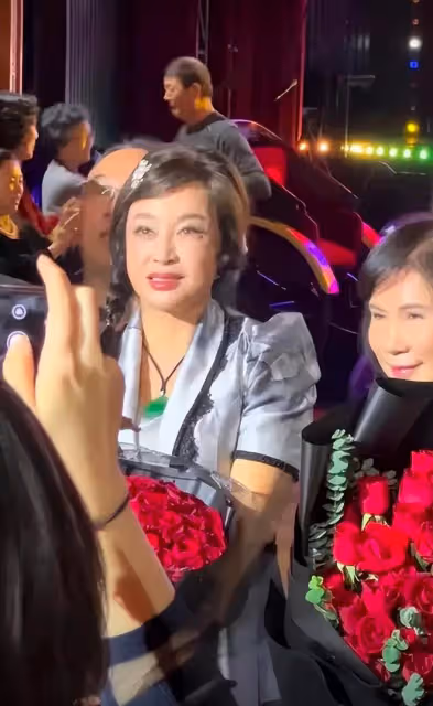 劉曉慶七十大壽太豪氣，打扮珠光寶氣顯華貴，賓客眾多混得真好！