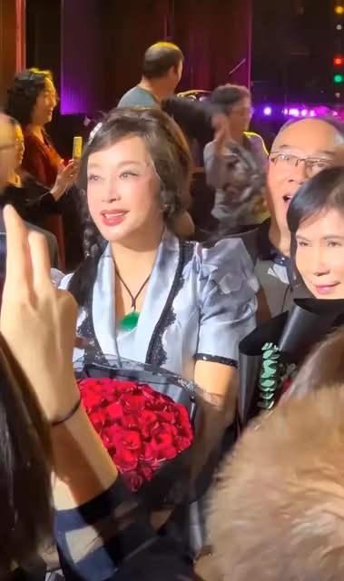 劉曉慶七十大壽太豪氣，打扮珠光寶氣顯華貴，賓客眾多混得真好！