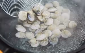 蛤蜊土豆奶油濃湯：冬日最濃郁的一碗，比雞湯還治癒！