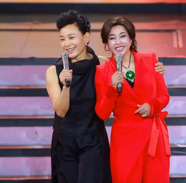 這才叫百花齊放，四位老藝術家現身活動，氣質優雅各有魅力！