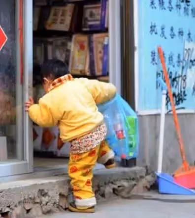 2歲小女娃「為了湊50萬醫藥費」上街撿破爛，努力想活下去的她「撿3個月卻只賣50元」最後竟…