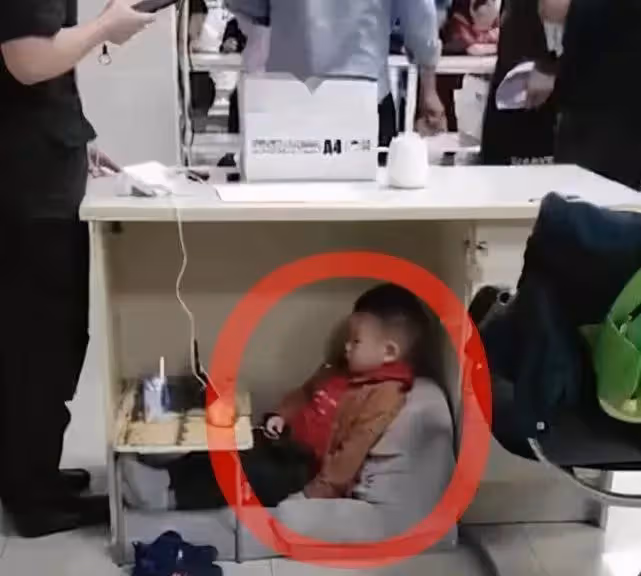 沒時間帶孩子！4歲懂事寶寶陪媽媽上班讓人心疼，「乖巧躲桌底不哭不鬧」，背後原因曝光，網友：好想抱抱
