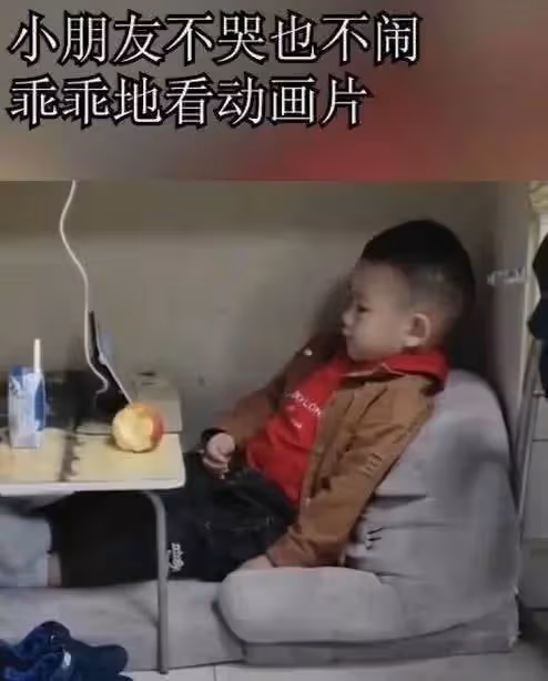 沒時間帶孩子！4歲懂事寶寶陪媽媽上班讓人心疼，「乖巧躲桌底不哭不鬧」，背後原因曝光，網友：好想抱抱
