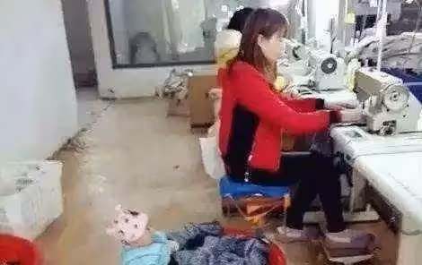 沒時間帶孩子！4歲懂事寶寶陪媽媽上班讓人心疼，「乖巧躲桌底不哭不鬧」，背後原因曝光，網友：好想抱抱