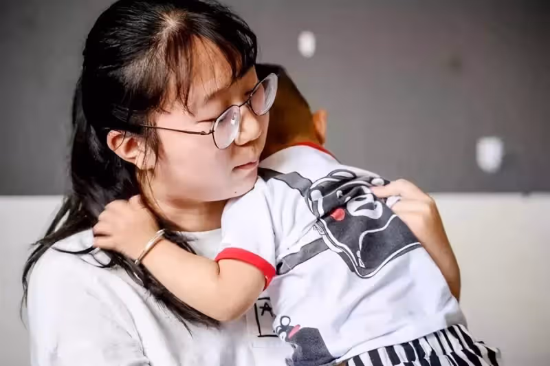 沒時間帶孩子！4歲懂事寶寶陪媽媽上班讓人心疼，「乖巧躲桌底不哭不鬧」，背後原因曝光，網友：好想抱抱