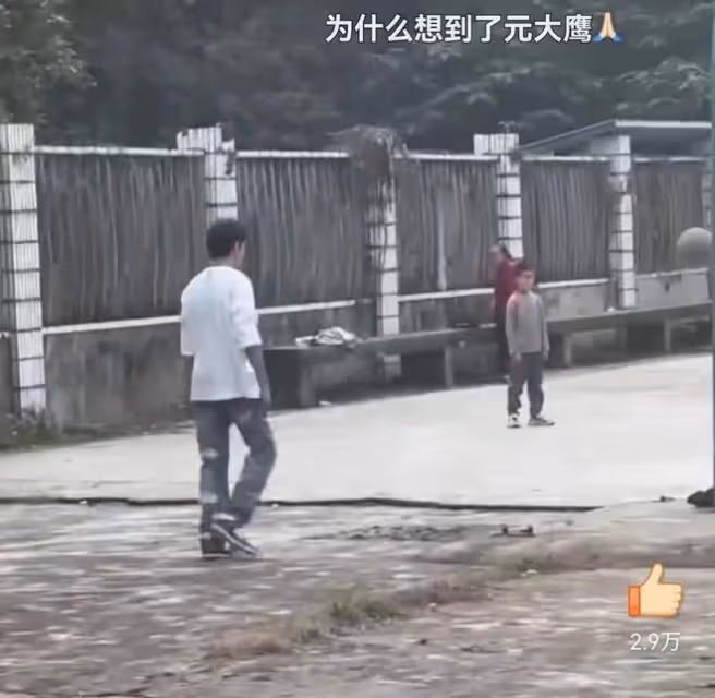 王鶴棣爆火後回老家，打扮低調與小朋友打籃球，曾賣烤串遭差評