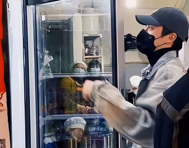 王鶴棣爆火後回老家，打扮低調與小朋友打籃球，曾賣烤串遭差評