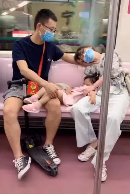 硬漢柔情！「搭地鐵不敢動」全程保護熟睡女兒　往旁一看「另一手也沒閒著」感動全網：最暖爸爸