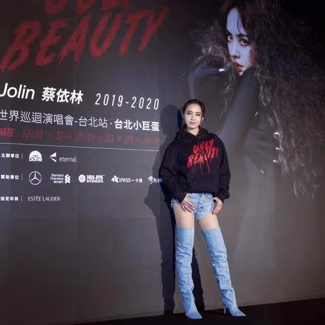 蔡依林這穿搭真「作妖」！罩白T恤「內衣外穿」，套件外套故意漏肩膀，網友：前衛女王
