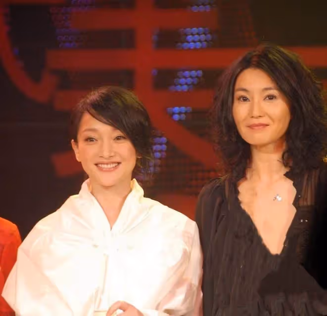 周迅罕見同框張曼玉！成熟女人的美和小女生的美一目了然，網友：相差10歲張曼玉也絲毫不輸