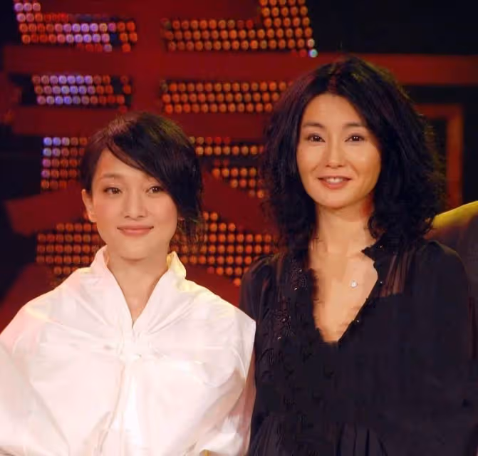 周迅罕見同框張曼玉！成熟女人的美和小女生的美一目了然，網友：相差10歲張曼玉也絲毫不輸