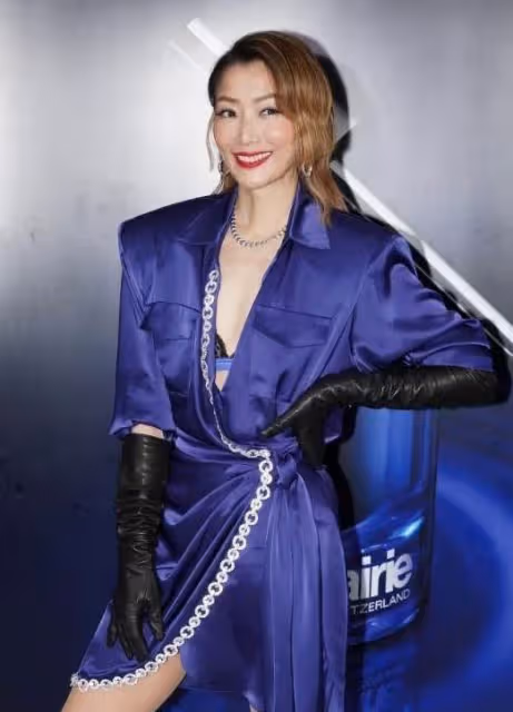 鄭秀文、李嘉欣同框似親姐妹，僅相差2歲，同色服飾比美差距明顯，年紀越大越有韻味