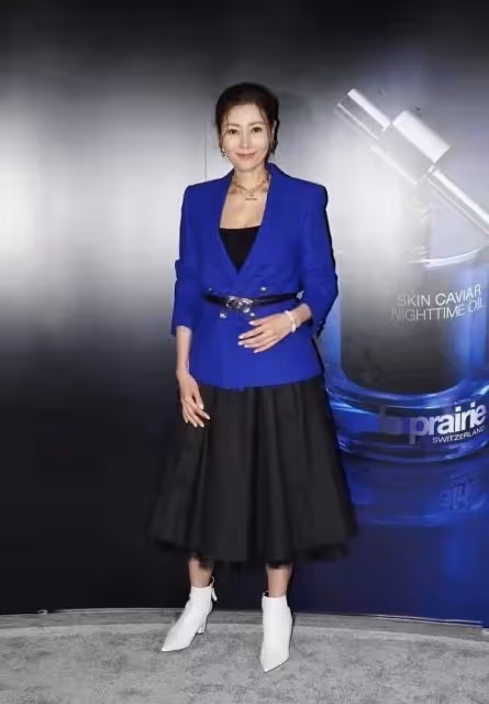 鄭秀文、李嘉欣同框似親姐妹，僅相差2歲，同色服飾比美差距明顯，年紀越大越有韻味