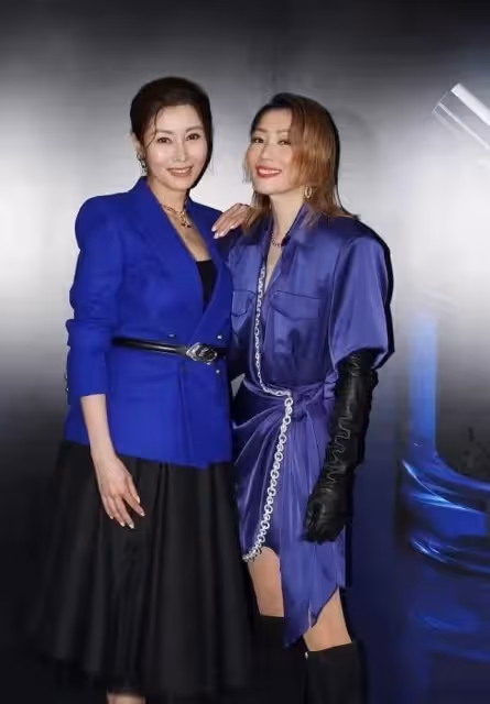 鄭秀文、李嘉欣同框似親姐妹，僅相差2歲，同色服飾比美差距明顯，年紀越大越有韻味
