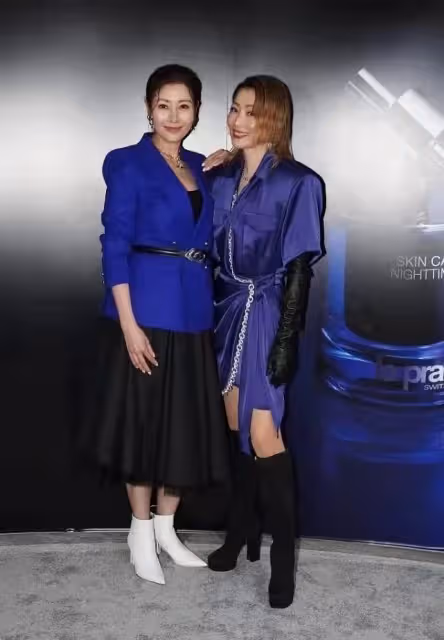 鄭秀文、李嘉欣同框似親姐妹，僅相差2歲，同色服飾比美差距明顯，年紀越大越有韻味