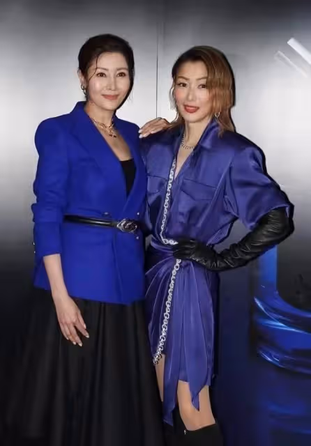 鄭秀文、李嘉欣同框似親姐妹，僅相差2歲，同色服飾比美差距明顯，年紀越大越有韻味