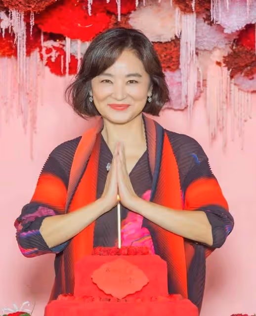 林青霞曬68歲慶生照，「臉色紅潤」豐滿有光澤，打扮精緻漂亮不顯老，許願「世界和平」