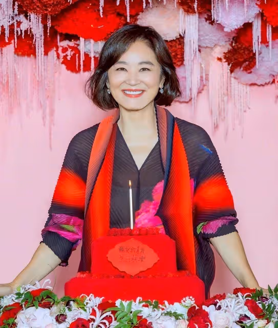 林青霞曬68歲慶生照，「臉色紅潤」豐滿有光澤，打扮精緻漂亮不顯老，許願「世界和平」