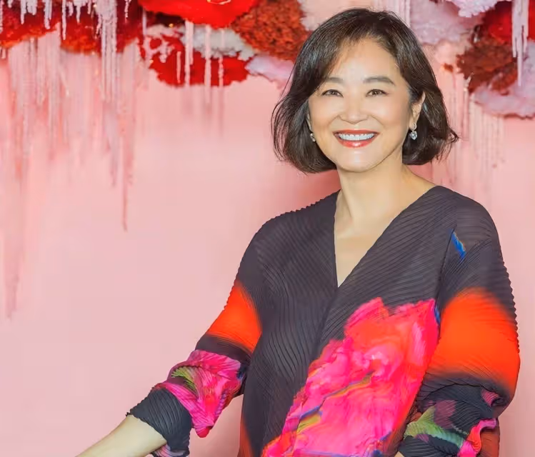 林青霞曬68歲慶生照，「臉色紅潤」豐滿有光澤，打扮精緻漂亮不顯老，許願「世界和平」