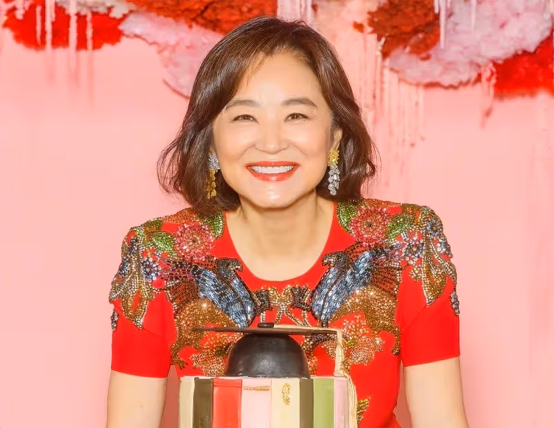 林青霞曬68歲慶生照，「臉色紅潤」豐滿有光澤，打扮精緻漂亮不顯老，許願「世界和平」