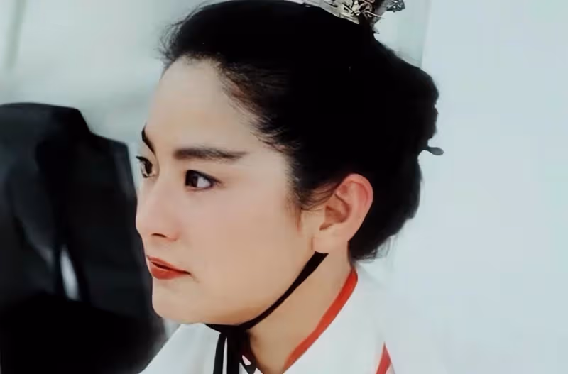 林青霞曬68歲慶生照，「臉色紅潤」豐滿有光澤，打扮精緻漂亮不顯老，許願「世界和平」