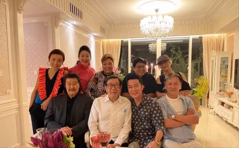 功夫巨星洪金寶前妻參加聚會樸素低調，兒子直播賣貨被問：你爸不給你錢？