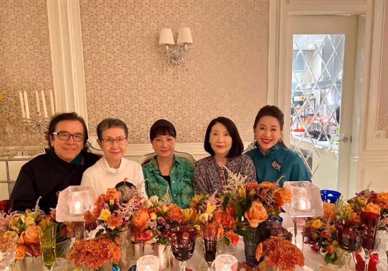 功夫巨星洪金寶前妻參加聚會樸素低調，兒子直播賣貨被問：你爸不給你錢？