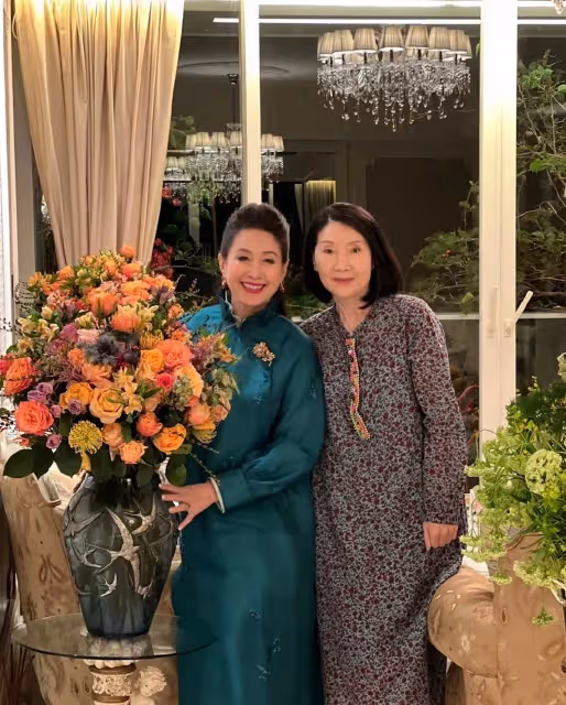 功夫巨星洪金寶前妻參加聚會樸素低調，兒子直播賣貨被問：你爸不給你錢？