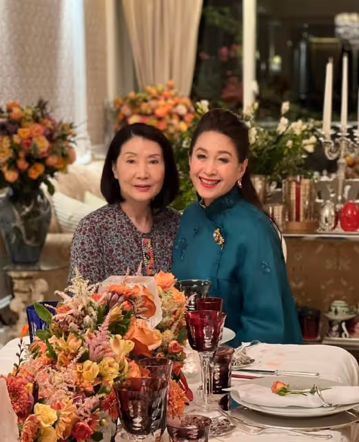 功夫巨星洪金寶前妻參加聚會樸素低調，兒子直播賣貨被問：你爸不給你錢？