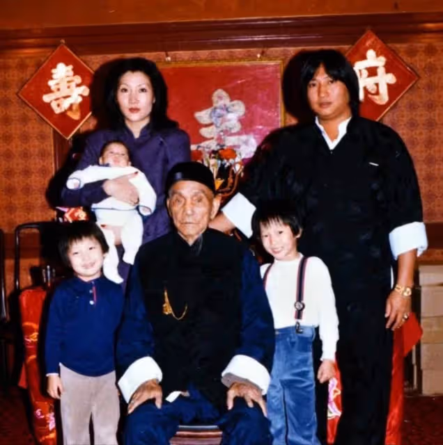 功夫巨星洪金寶前妻參加聚會樸素低調，兒子直播賣貨被問：你爸不給你錢？