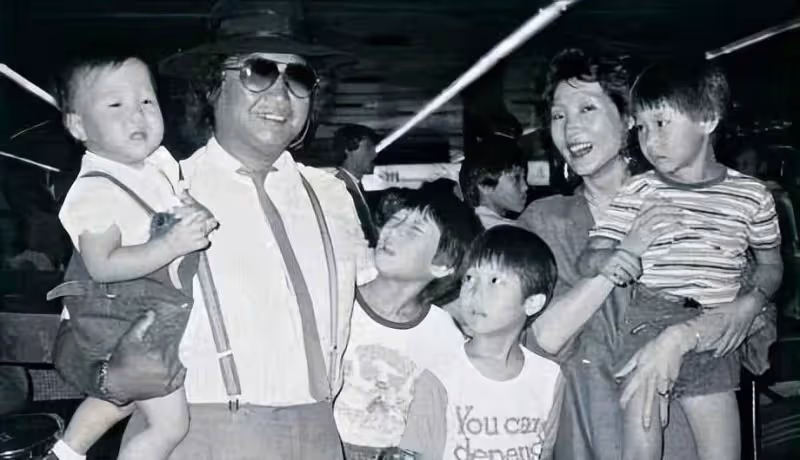 功夫巨星洪金寶前妻參加聚會樸素低調，兒子直播賣貨被問：你爸不給你錢？