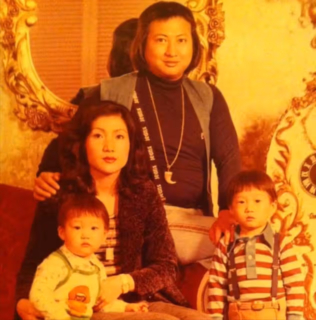 功夫巨星洪金寶前妻參加聚會樸素低調，兒子直播賣貨被問：你爸不給你錢？