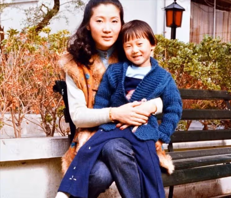 功夫巨星洪金寶前妻參加聚會樸素低調，兒子直播賣貨被問：你爸不給你錢？