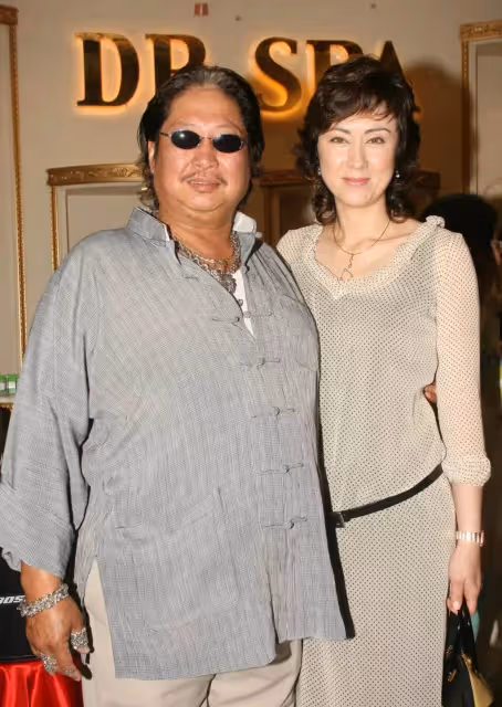 功夫巨星洪金寶前妻參加聚會樸素低調，兒子直播賣貨被問：你爸不給你錢？