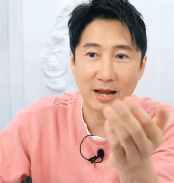 功夫巨星洪金寶前妻參加聚會樸素低調，兒子直播賣貨被問：你爸不給你錢？