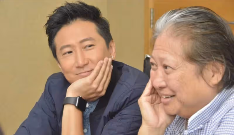 功夫巨星洪金寶前妻參加聚會樸素低調，兒子直播賣貨被問：你爸不給你錢？