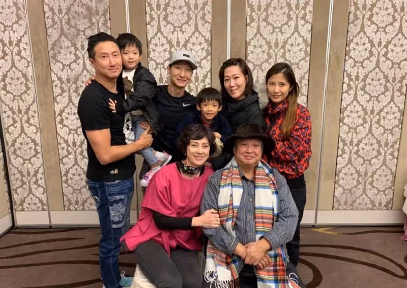 功夫巨星洪金寶前妻參加聚會樸素低調，兒子直播賣貨被問：你爸不給你錢？