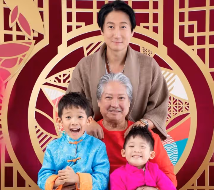 功夫巨星洪金寶前妻參加聚會樸素低調，兒子直播賣貨被問：你爸不給你錢？