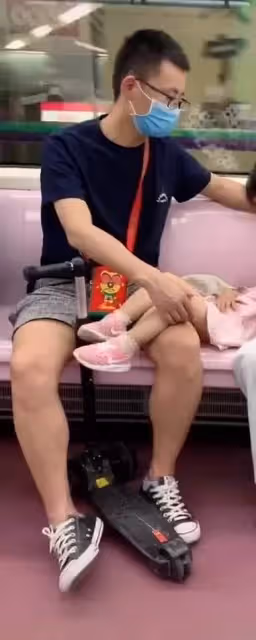 硬漢柔情「搭地鐵不敢動」全程保護熟睡女兒　往旁一看「另一手也沒閒著」感動全網：最暖爸爸！
