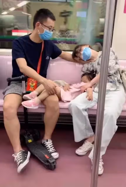 硬漢柔情「搭地鐵不敢動」全程保護熟睡女兒　往旁一看「另一手也沒閒著」感動全網：最暖爸爸！