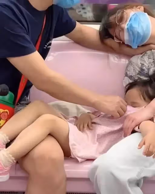 硬漢柔情「搭地鐵不敢動」全程保護熟睡女兒　往旁一看「另一手也沒閒著」感動全網：最暖爸爸！