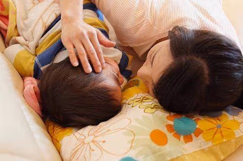 孩子不黏自己卻和保姆親！寶媽很疑惑，查看監控後，當即給保姆漲工資